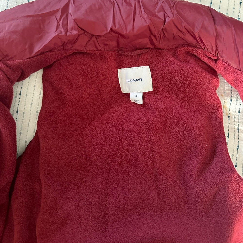EUC Old Navy Puffer Vest Burgundy Size Small - Picture 5 of 6